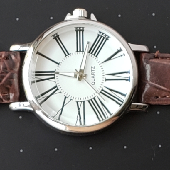 QUARTZ MOVEMENT WOMEN'S WATCH - Picture 1 of 6